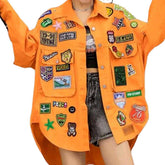 Chaqueta vaquera con parches por todas partes